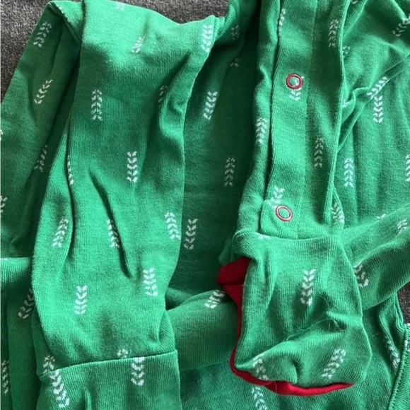 NWT elf baby footed pajamas pjs 6-9 months - Picture 4 of 6